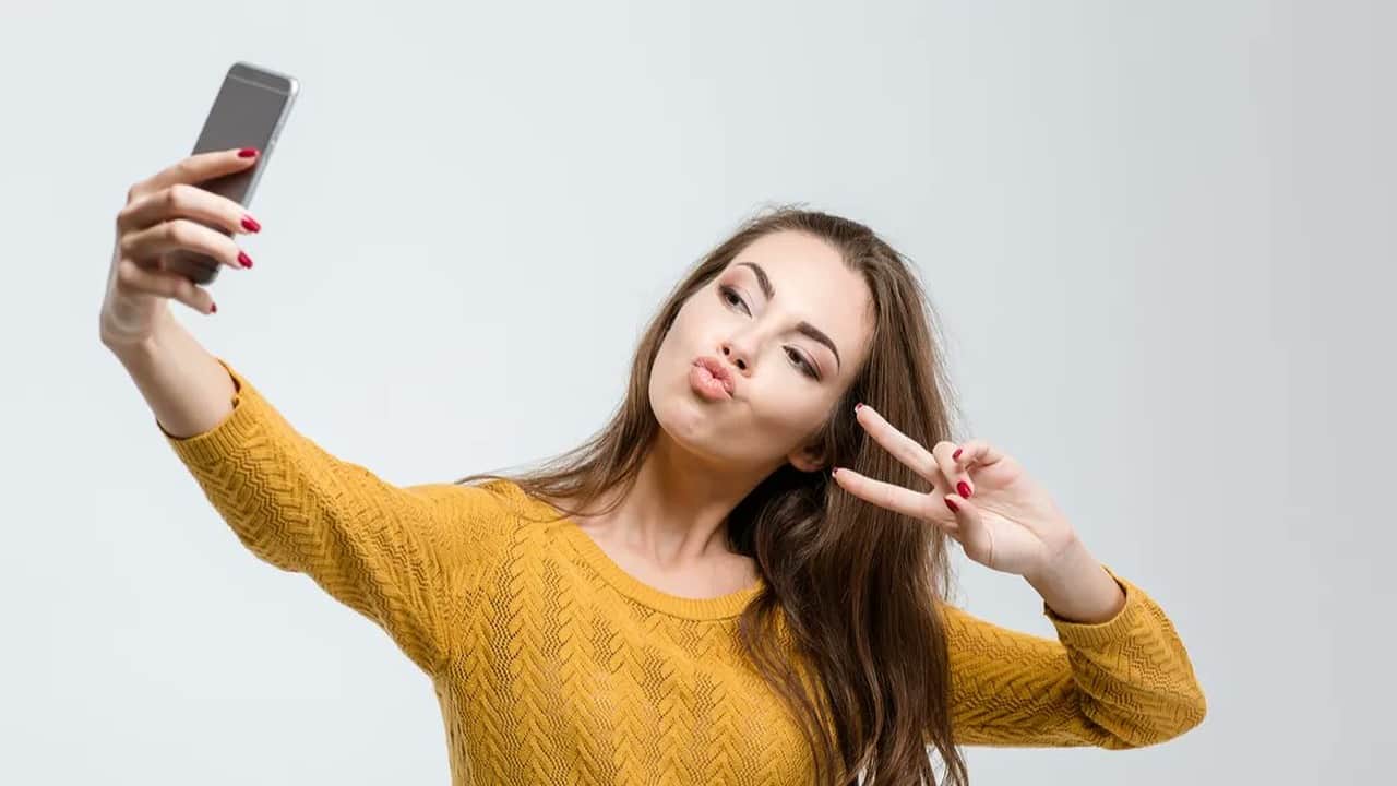 AI Can Now Steal Fingerprints From Selfies, Experts Warn Against Peace Sign Photos