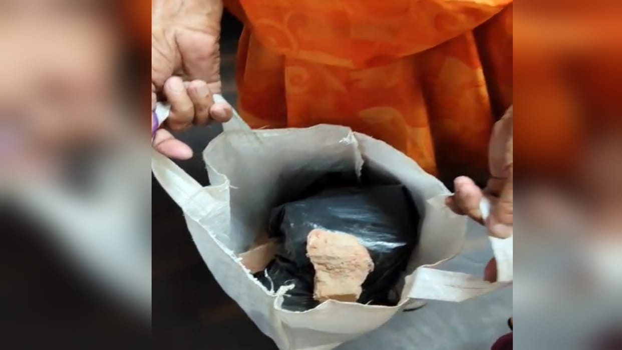Kaushambi Elderly woman says, "If I don't get justice, I will throw bricks at the officials."