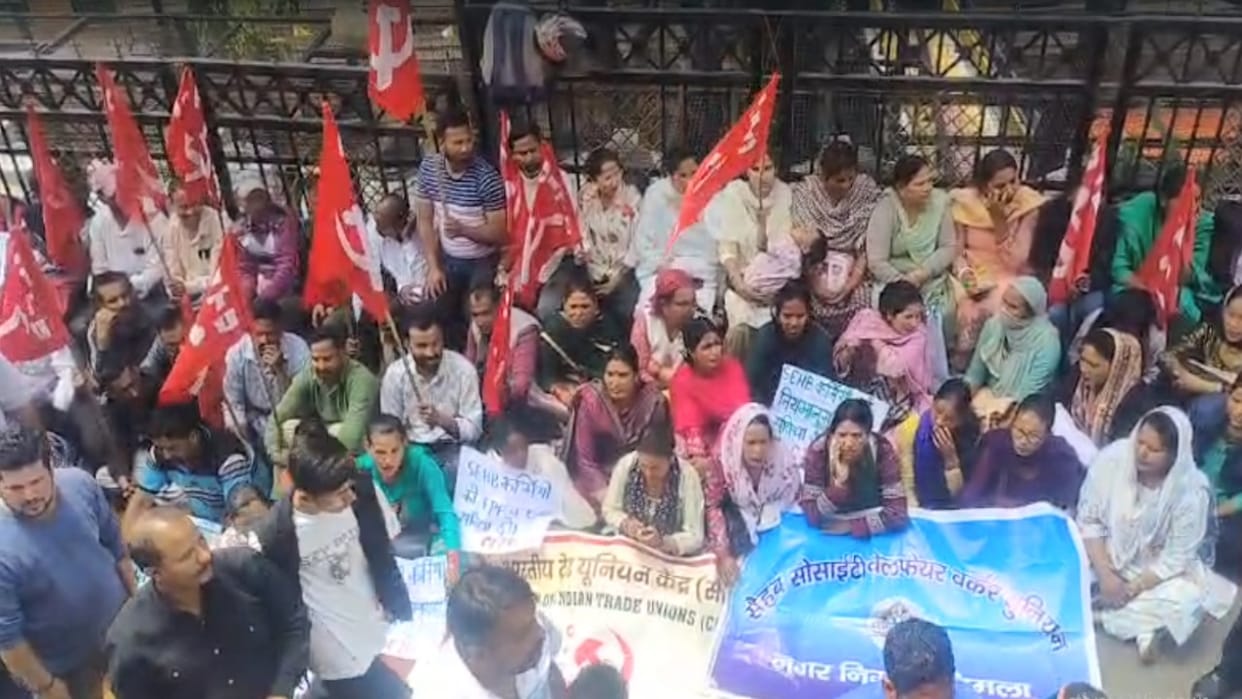 Shimla: Defying ESMA, sanitation workers have been on strike for two days; garbage remains uncollected from ho