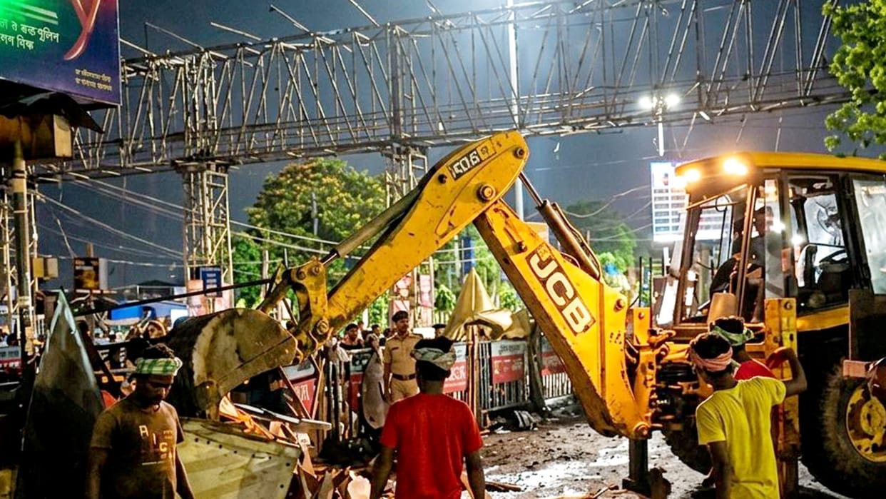 Massive Anti-Encroachment Drive Conducted Outside Howrah Station, Illegal Structures Demolished