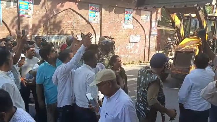 Lucknow News: अवैध चैंबरों पर चला बुलडोजर, वकीलों ने पुलिस-प्रशासन के खिलाफ की नारेबाजी; बहस भी हुई