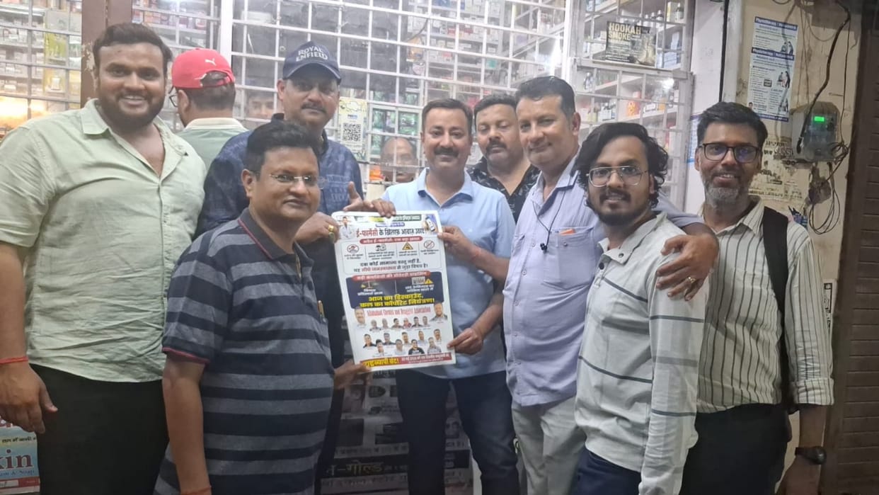 Drug dealers took out a procession for the success of the ban, sought support from drug sellers.