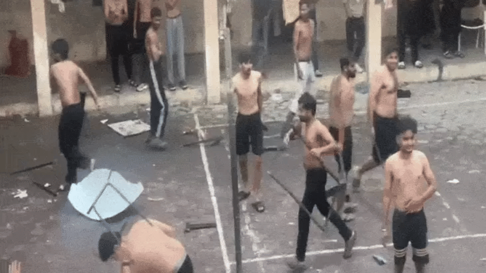 छात्रों ने इस तरह तोड़फोड़ की थी।