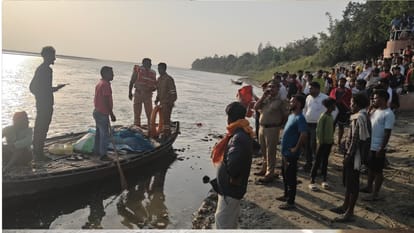 बड़हलगंज के मदरिया घाट पर डूबे युवक को ढूंढते गोताखोर और घाट पर मौजूद ग्रामीण