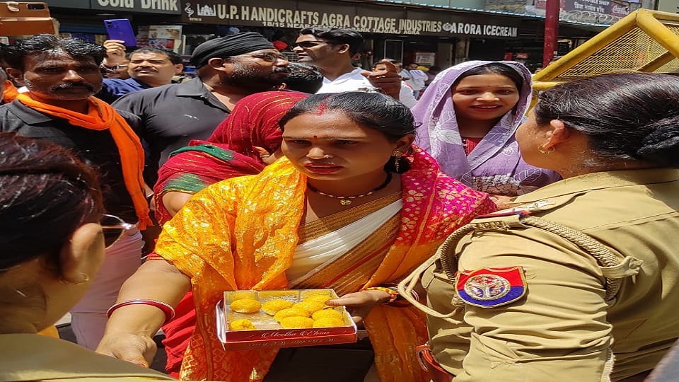 Uproar over carrying sweets inside Taj Mahal