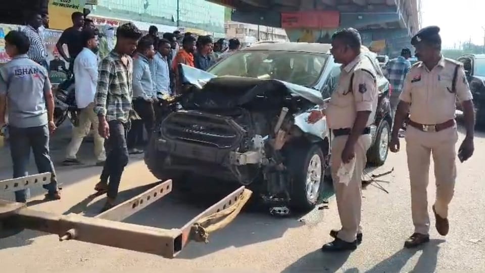 Car Driver Runs Red Light Crashes into Two Stationary Vehicles Two Dead One Critically Injured in Durg