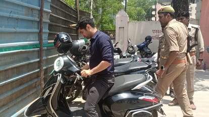 No Fuel Day Mayor Walks to Work Under Umbrella in Varanasi Municipal Commissioner Arrives E-Scooter