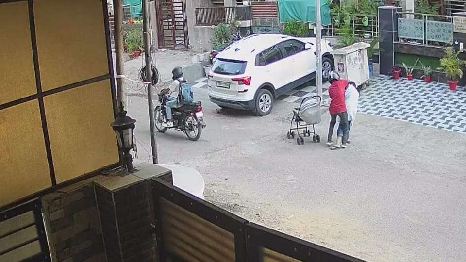 Robbers snatched a woman gold chain in Chandigarh
