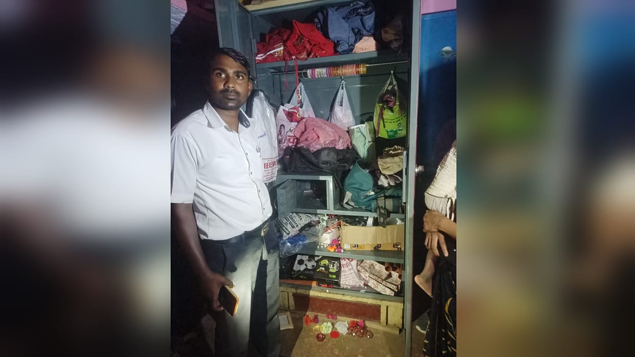 Kaushambi: Jewellery and cash worth lakhs stolen, police accused of changing FIR