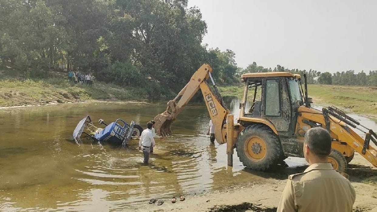 Youth dies while performing stunts with a tractor in a river in Pilibhit