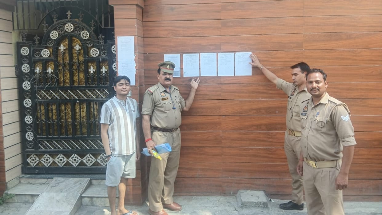Amar Jyoti Case Notices pasted on the house of the three accused brothers in Bareilly