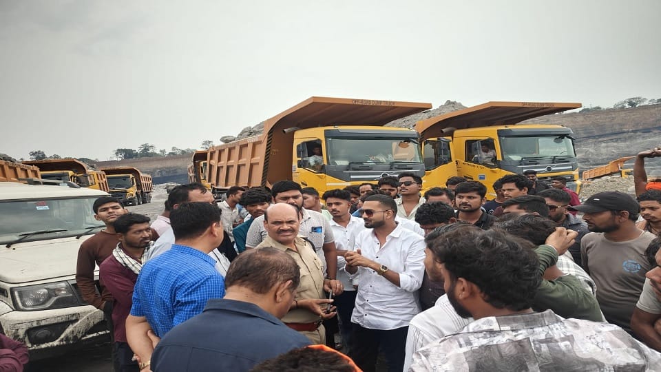 पीएनसी इन्फ्राटेक का काम बंद कराने की मांग