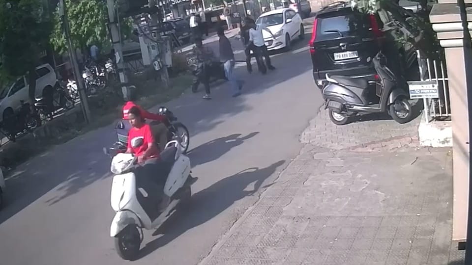 सड़क पर मारपीट करते बदमाश