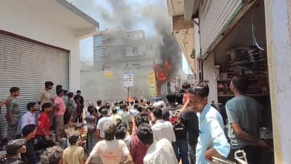 Meerut: Massive fire breaks out in crockery showroom in Sardhana, owner and employees run away