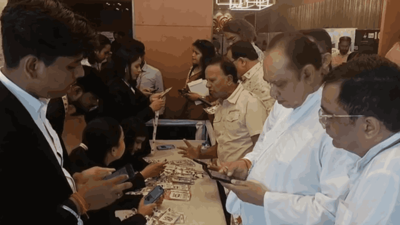 Samwad 2026 Lucknow Women Show Enthusiasm to Hear Gaur Gopal Das See Photos