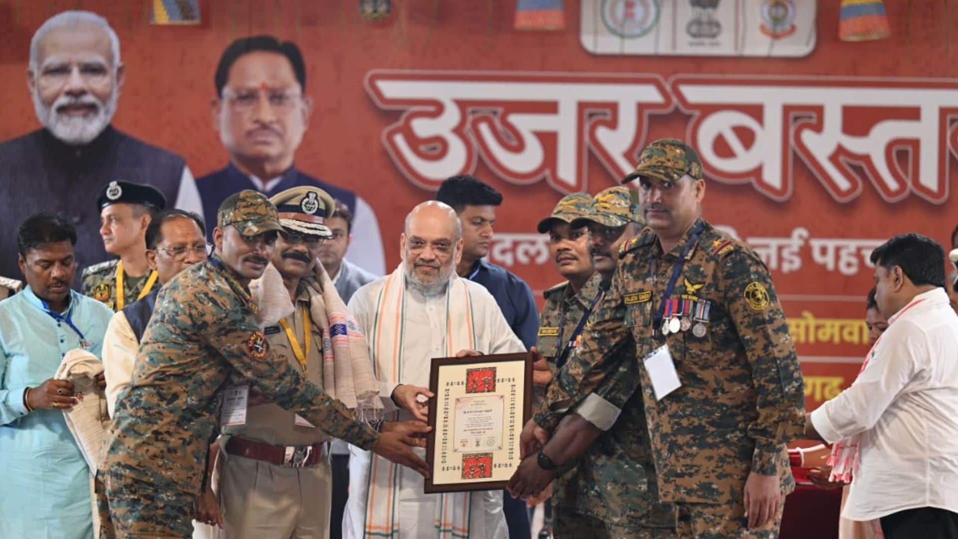 अमित शाह ने डीजीपी मकवाना समेत अन्य पुलिस अधिकारियों को किया सम्मानित
