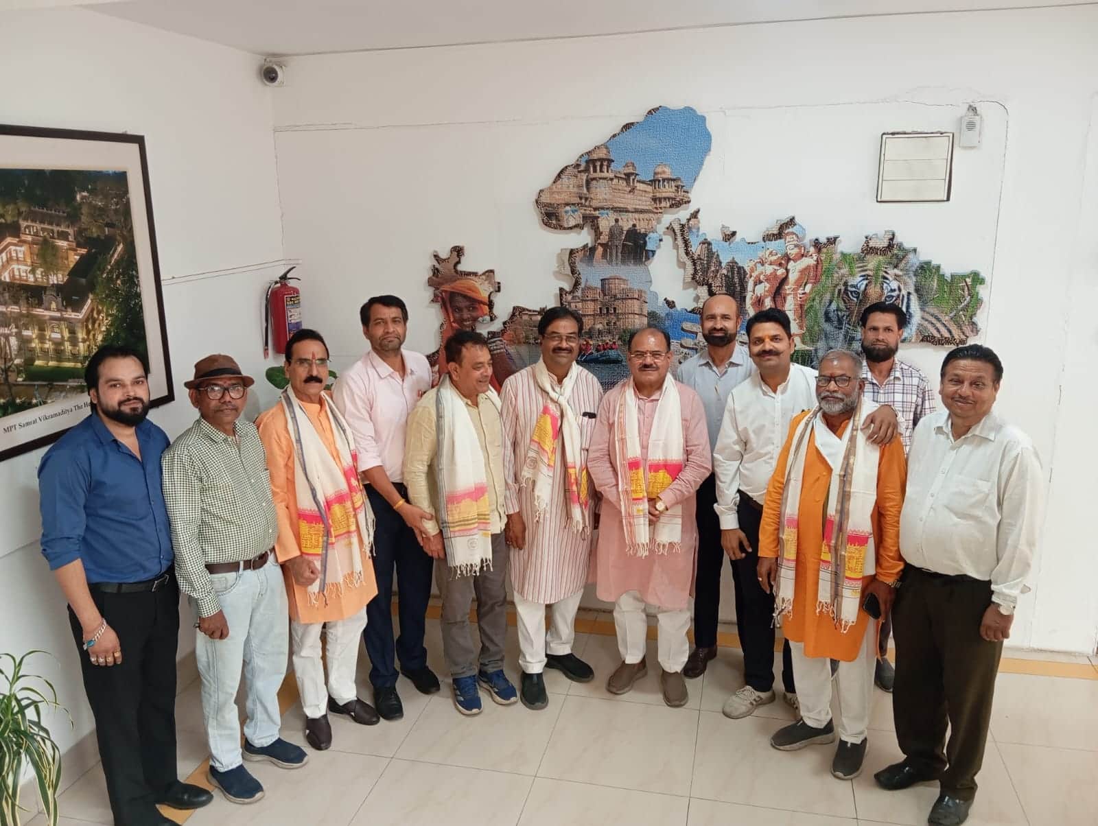 विधायक के साथ एमपीटी के कर्मचारी