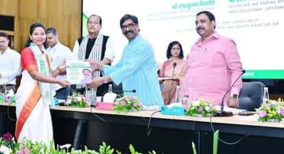 Jharkhand Hemant Soren Hands Appointment Letters to 336 Candidates More Recruitments Soon