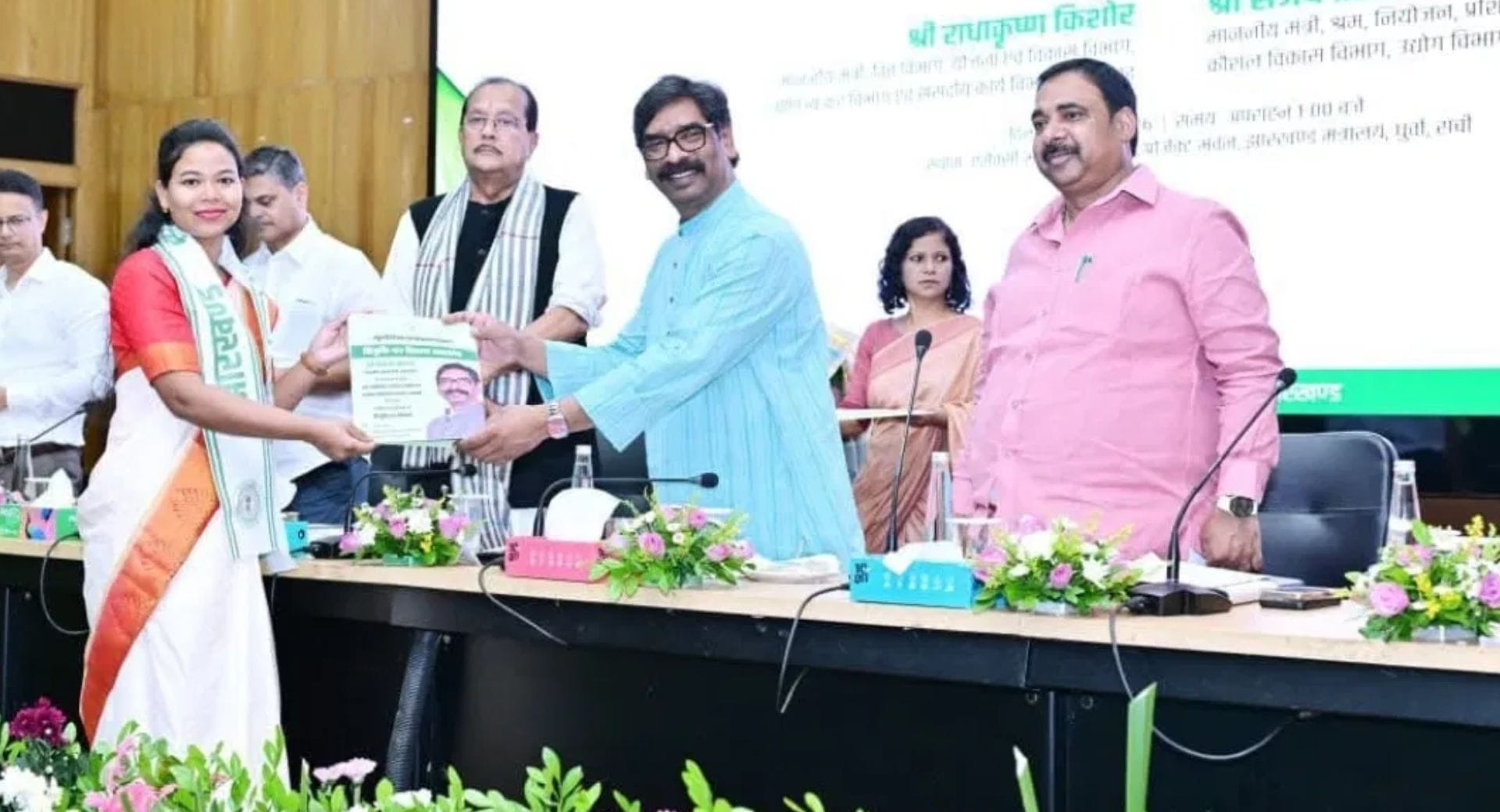 चयनित सहायक आचार्य को नियुक्ति पत्र देते सीएम