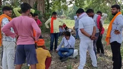 ब्लैकआउट से नाराज ग्रामीण।