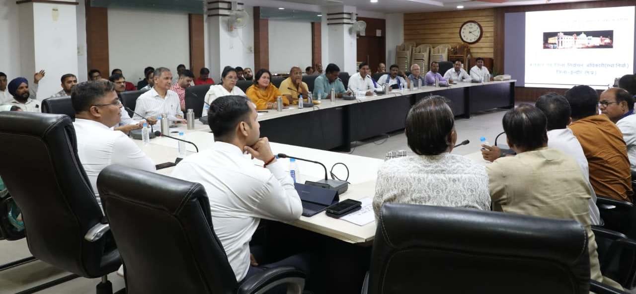 बारिश पूर्व तैयारियों के लिए कलेक्टर ने ली बैठक।