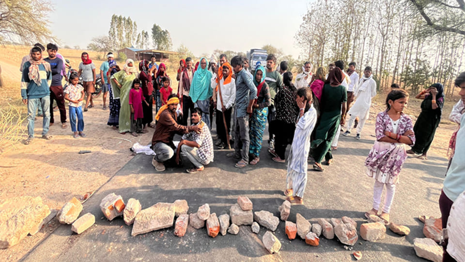 Speeding Pickup Runs Over Teenager; Enraged Villagers Block Banda-Sagar Highway