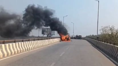 Bareilly News:आईवीआरआई पुल पर चलती कार में लगी आग, चार लोग बाल-बाल बचे ...