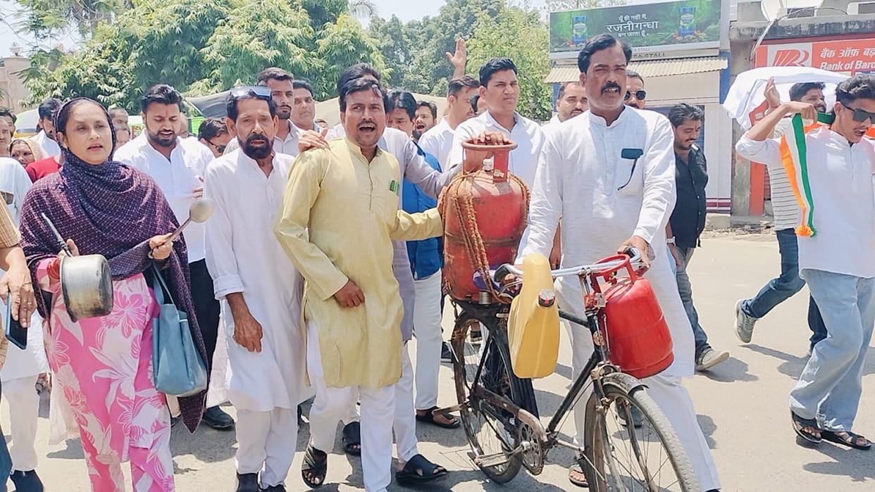 Congress took out a procession to protest against inflation in Shahjahanpur