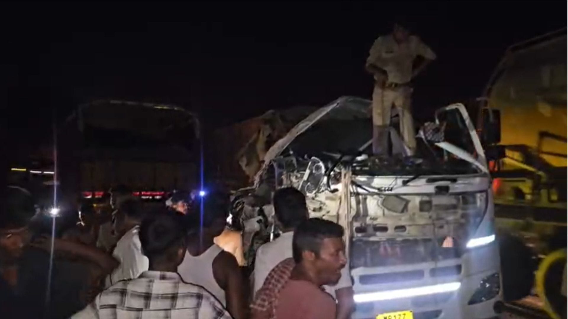 Driver killed in truck-trailer collision in sonbhadra