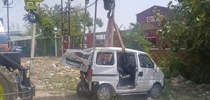 Major Road Accident on NH-19: Eeco Car Crashes After Collision with Canter, Five Family Members Seriously Inju