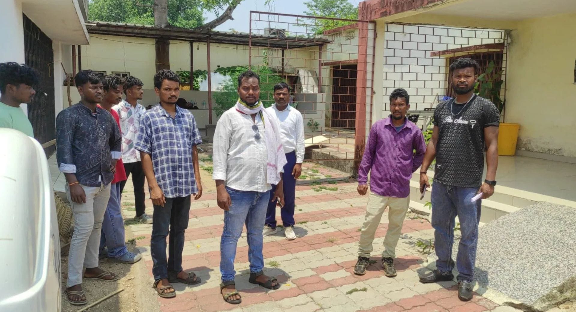अस्पताल के बाहर ग्रामीण