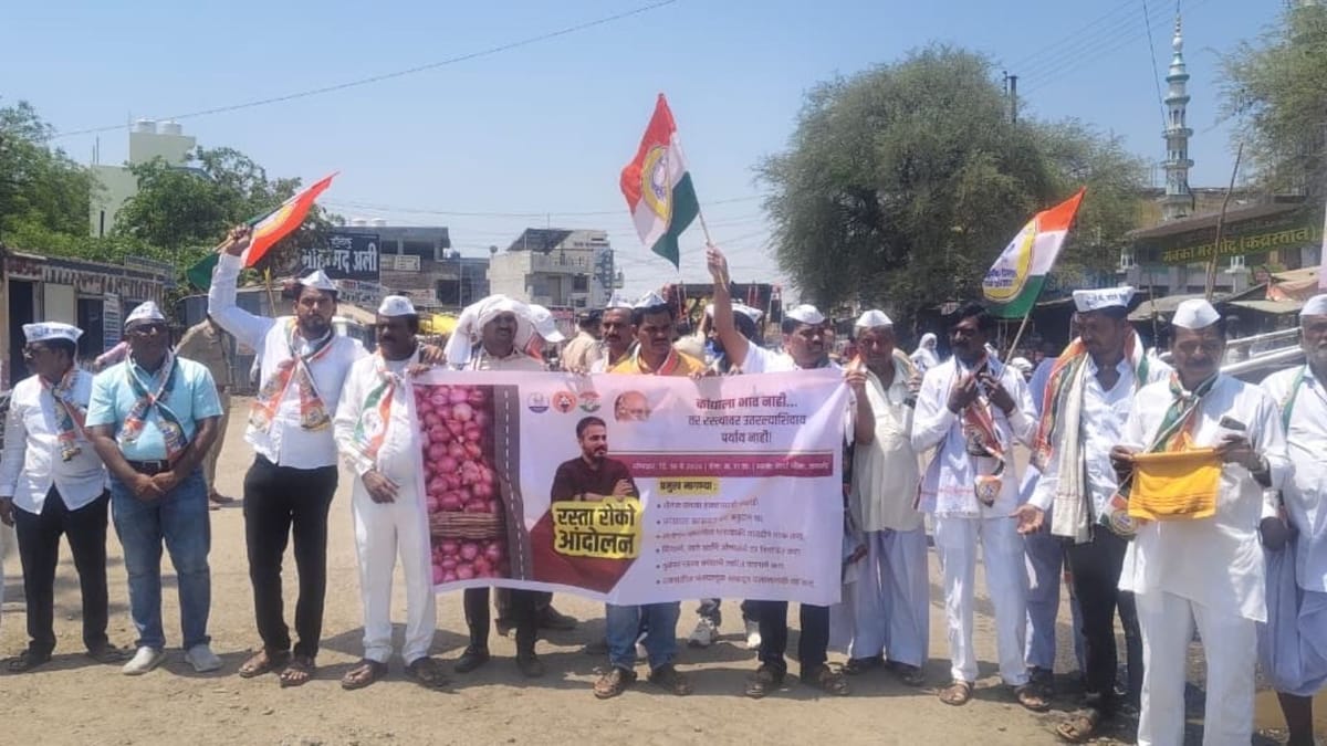 महाराष्ट्र में प्याज उत्पादकों का फूटा गुस्सा:किसानों के साथ सड़क पर उतरे रोहित  पवार, सरकार से की ये मांग - Rohit Pawar Joins Onion Farmers Protest Demand  25 Rupees ...