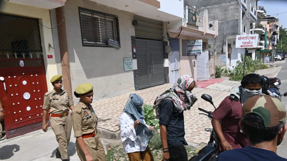 Kanpur Crime News Second Racket Busted Man Posing Under Fake Identity Ran Illegal Operation with Wife in Kanpu