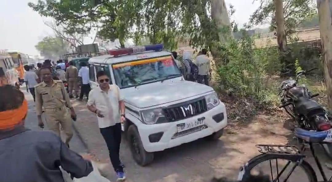 हाइवे किनारे जांच करती पुलिस