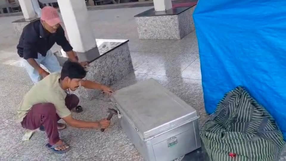 Young Woman Cut into Six Pieces five Found in Train Head Missing Body Found Inside Box in Coach at lucknow