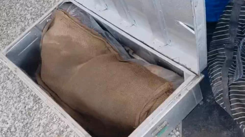 Young Woman Cut into Six Pieces five Found in Train Head Missing Body Found Inside Box in Coach at lucknow