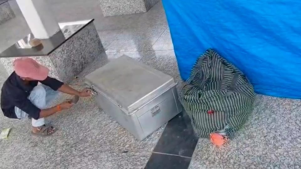Young Woman Cut into Six Pieces five Found in Train Head Missing Body Found Inside Box in Coach at lucknow