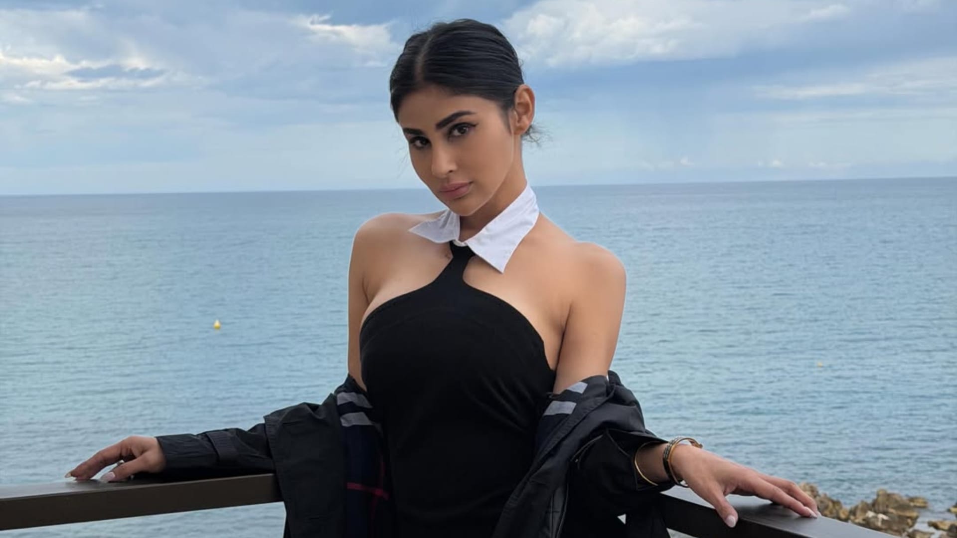 Viral Video Mouni Roy Loses Cool As Paparazzi Keep Filming Her Inside Car
