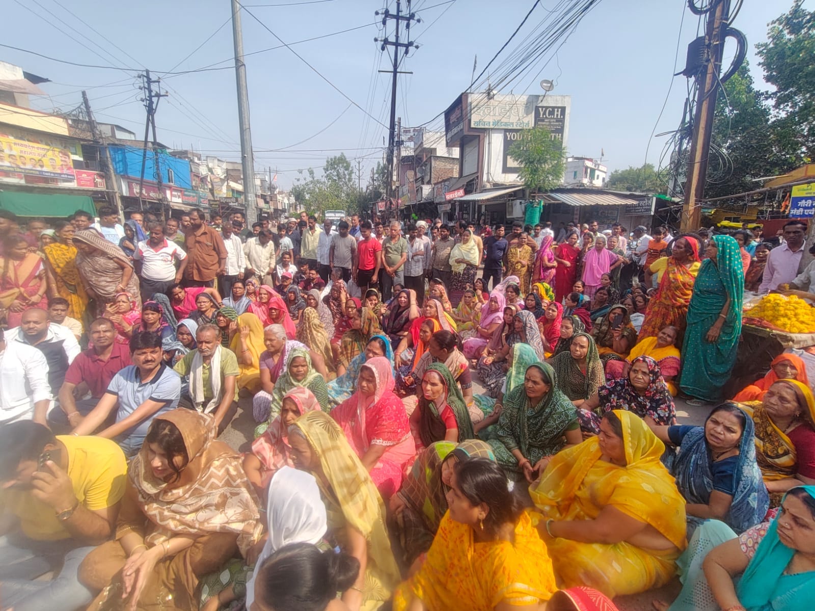 Indore News: Due to water crisis, tanks are not able to fill up, angry people blocked the road.