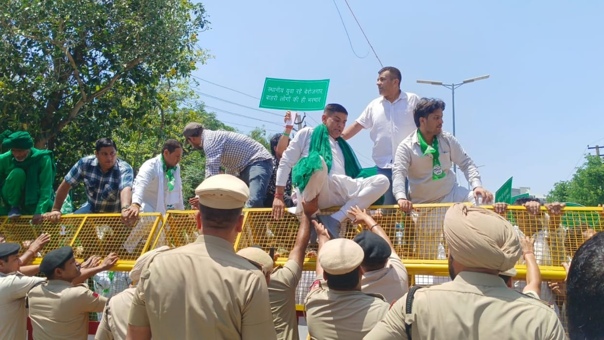 INLD Workers Arrive to Gherao HPSC Office Panchkula Police Block Them with Barricades