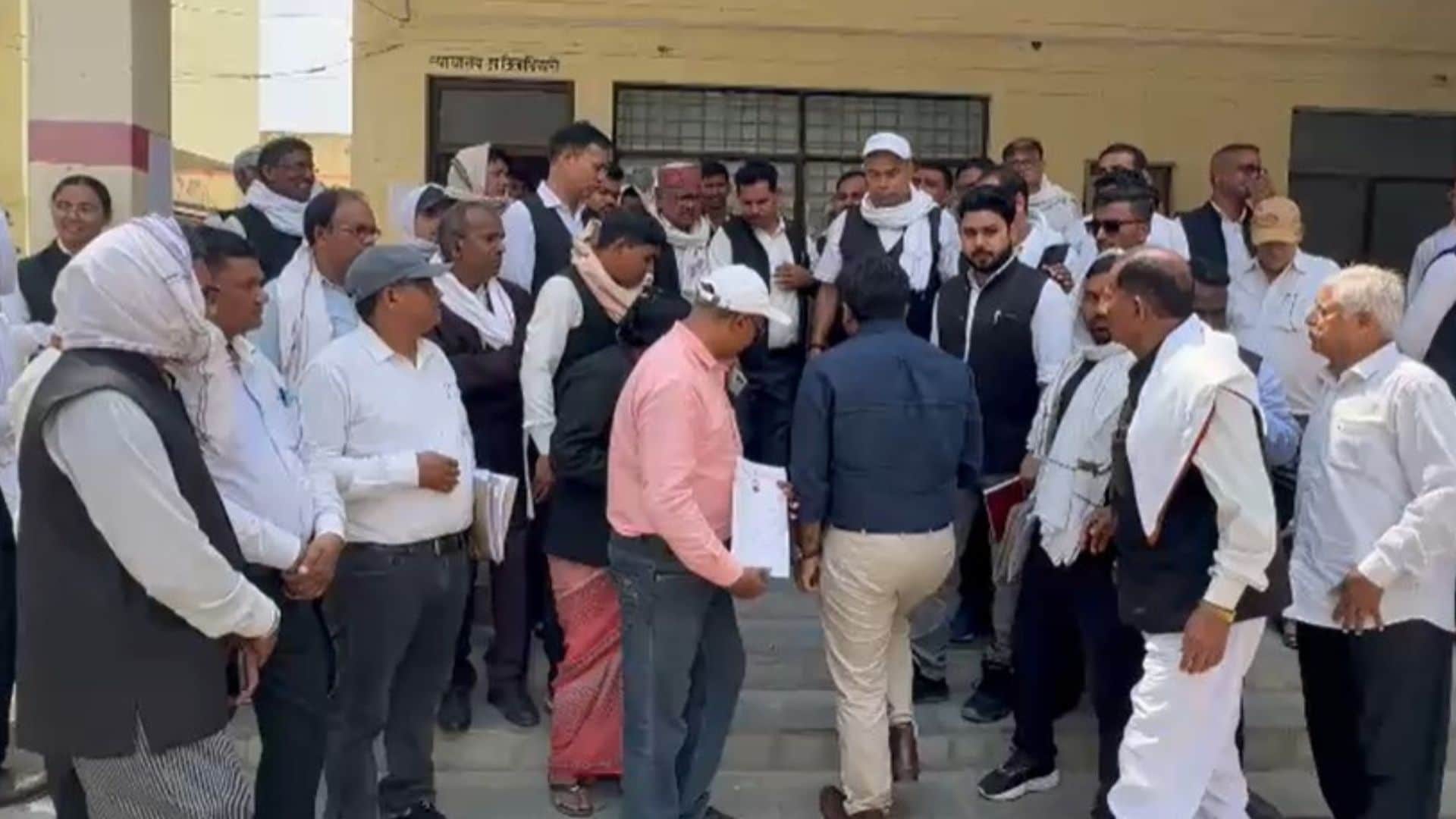 प्रदर्शन के बाद मांग पत्र साैंपते अधिवक्ता।