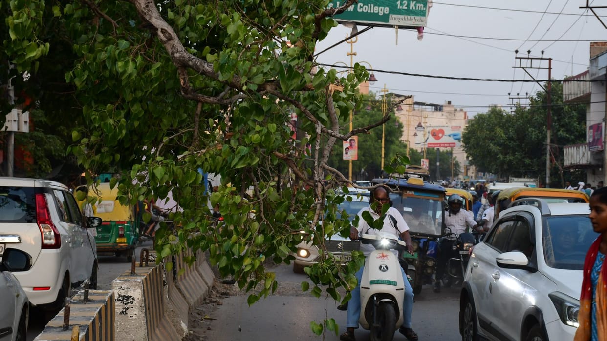 power cut 20 times in 10 villages in seven hours city also experienced frequent power tripping in Varanasi