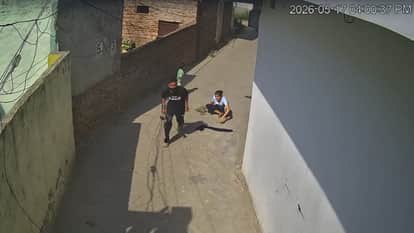 Snatching Attempt Foiled by Woman Bravery in Jalandhar She Confronts Robbers to Save Her Child