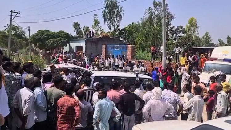 अमरोहा में सनसनीखेज वारदात:मायके में रह ही महिला की हत्या, छत पर हाथ ...