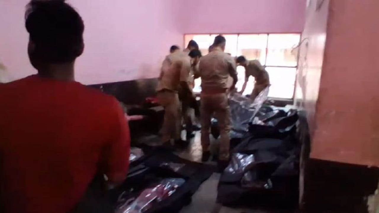 Lakhimpur Kheri Road Accident 10 people dies Hearts Shudder at the Sight of Bodies in the Hospital