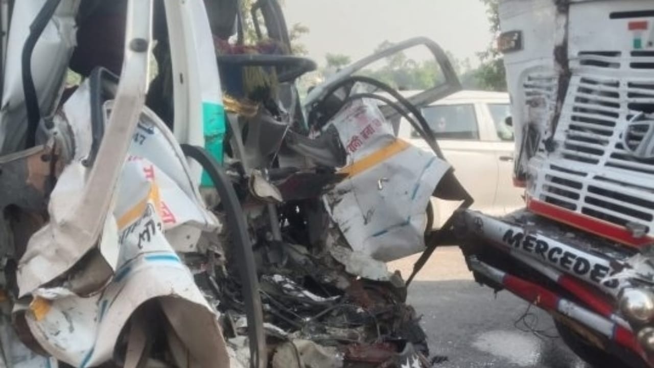 Lakhimpur Kheri Road Accident 10 people dies Hearts Shudder at the Sight of Bodies in the Hospital