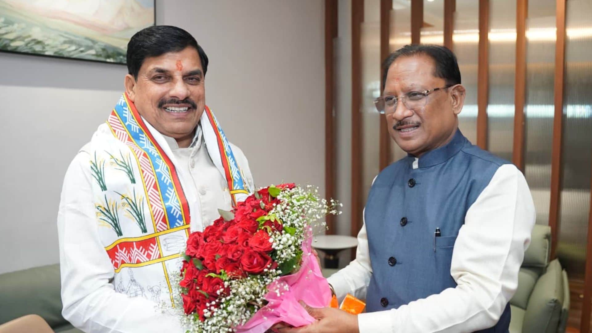 सीएम यादव के जगदलपुर पहुंचने पर छत्तीसगढ़ के सीएम विष्णु देव साय ने स्वागत किया