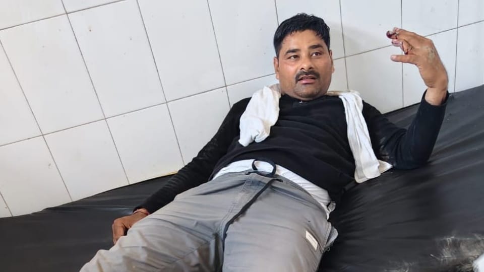 Excise Team Attacked During Raid on Illicit Liquor in Pratappur Village Laksar Roorkee  Constable Injured