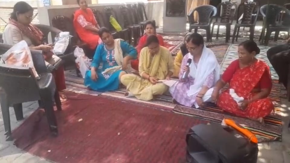 Women Protest After Police Remove Tent at Central Market Dharna in Meerut
