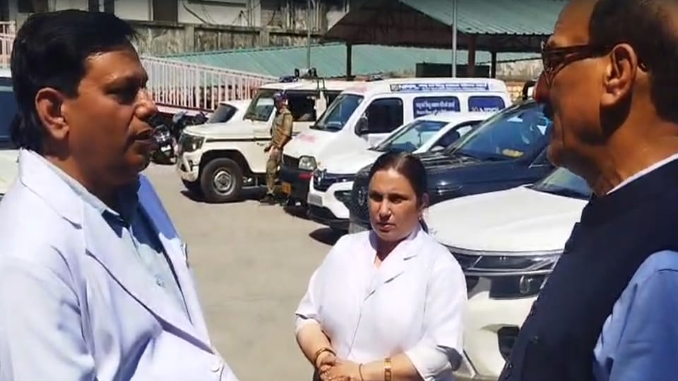 Haridwar News Health Minister Surprise Inspection at District Hospital Fumes Over Sanitation Conditions